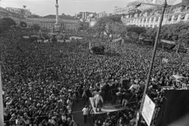 Vista geral do comício de encerramento do desfile do 25 de Abril de 1981