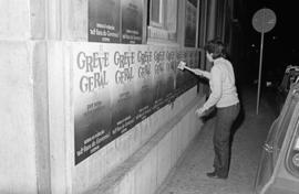 Colocação de cartazes para a greve geral de 12 de Fevereiro de 1982