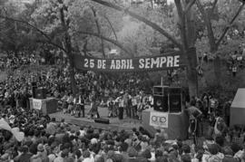 25 de Abril: actuação de grupo folclórico no Parque Eduardo VII