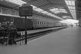 Comboio parado na estação de Santa Apolónia durante a greve geral de 12-02-1982