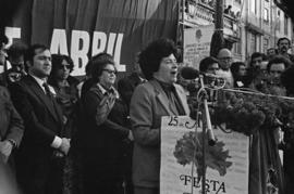 Maria de Lurdes Pintassilgo discursa no comício de encerramento do desfile do 25 de Abril de 1981