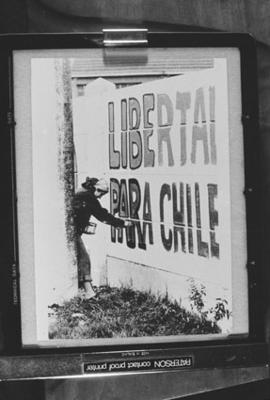 Reprodução do cartaz ''Libertai para Chile''
