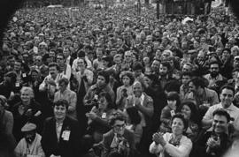 Pormenor da multidão presente no comício de encerramento do desfile do 25 de Abril de 1981