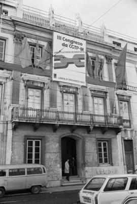 Cartaz do 3.º Congresso da CGTP-IN na fachada da sede, em Lisboa
